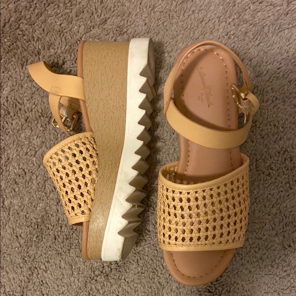Universal Thread Woven Tan Platform Sandals